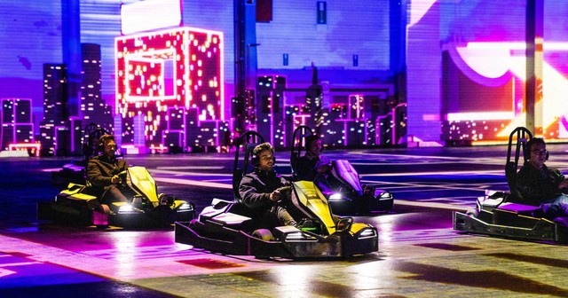 Meerdere karts staan klaar om te racen