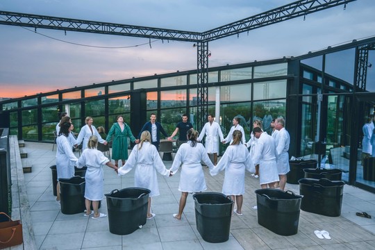 Meerdere mensen in een badjas op rooftop Hotel Gent