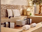 Plusieurs chaises longues blanches avec coussin noir