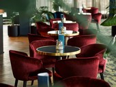 Fauteuil rond rouge avec table habillée et pouf bleu